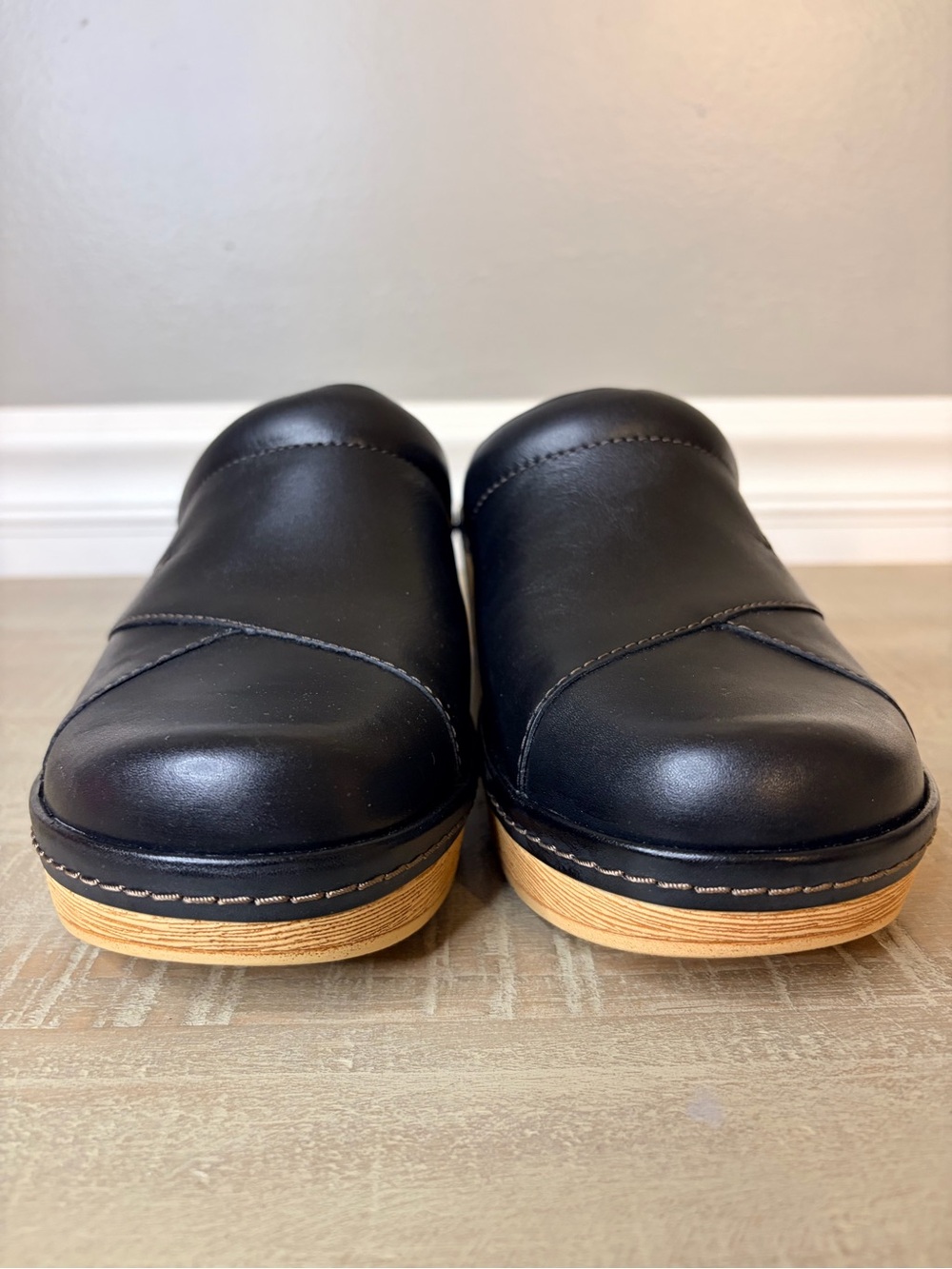 *NWT* Clarks Women’s Black Leather Presley Sheen Clogs, Size 9 - Picture 4 of 7
